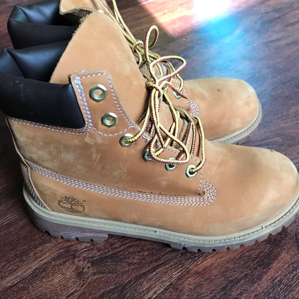 TIMBERLAND 5.5 MENS USED. STILL IN GREAT CONDITION 9/10. NO BOX. WE’LL NOT LAST.